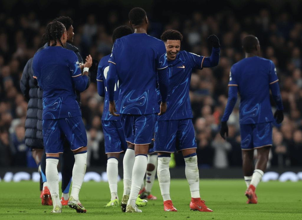 Équipe de Chelsea célébrant un but en Coupe de la Ligue.