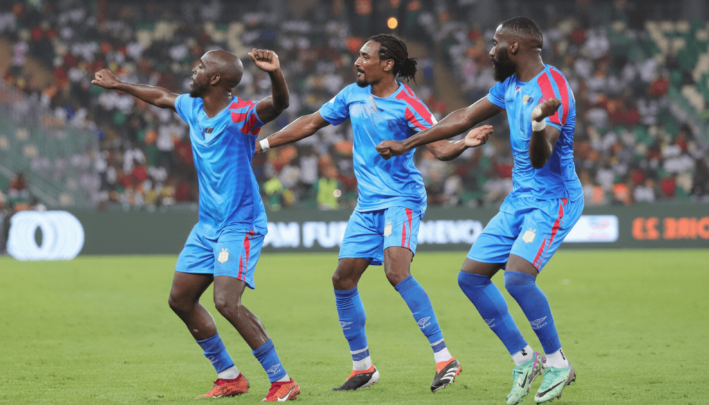 Les joueurs de l'équipe nationale de la République Démocratique du Congo réunis sur le terrain, montrant leur solidarité et leur engagement pour les qualifications à la Coupe du Monde 2026