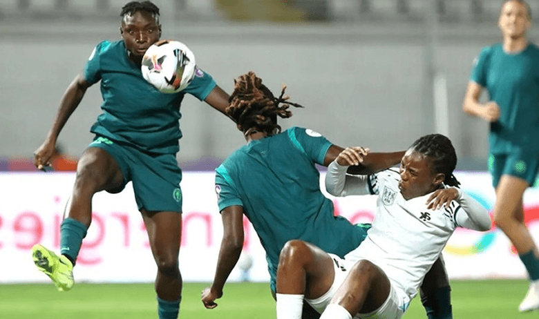 Célébration d'une victoire d'équipe féminine en Afrique.