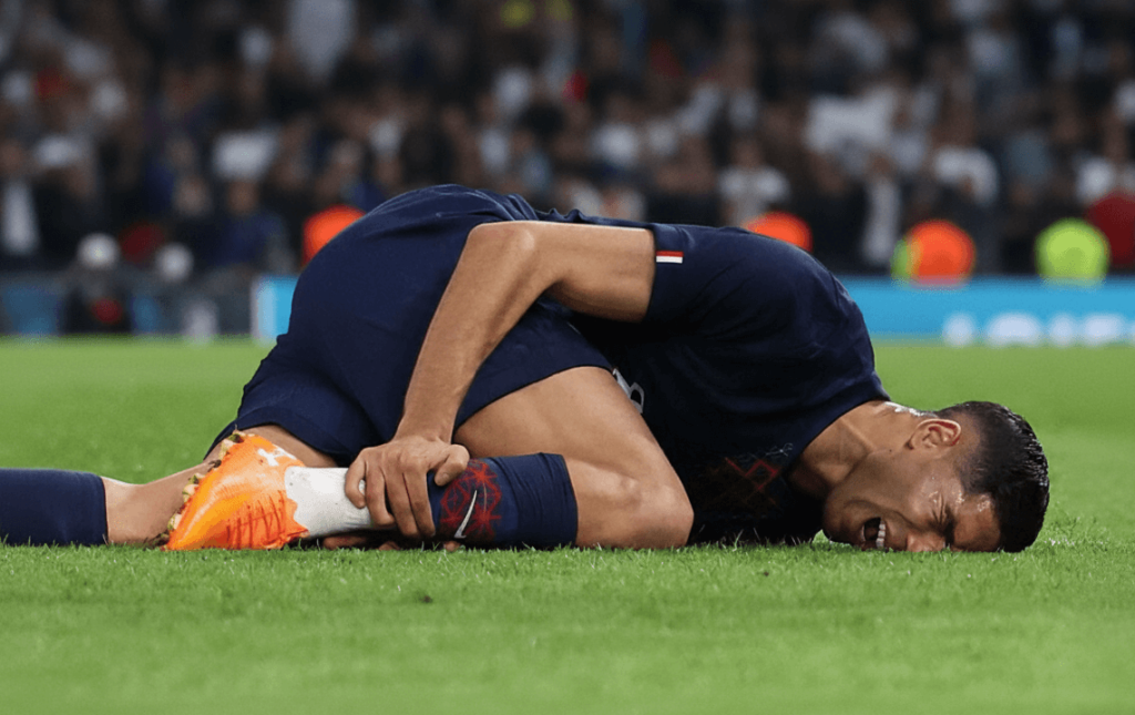 Achraf Hakimi se trouve au sol après la collision.