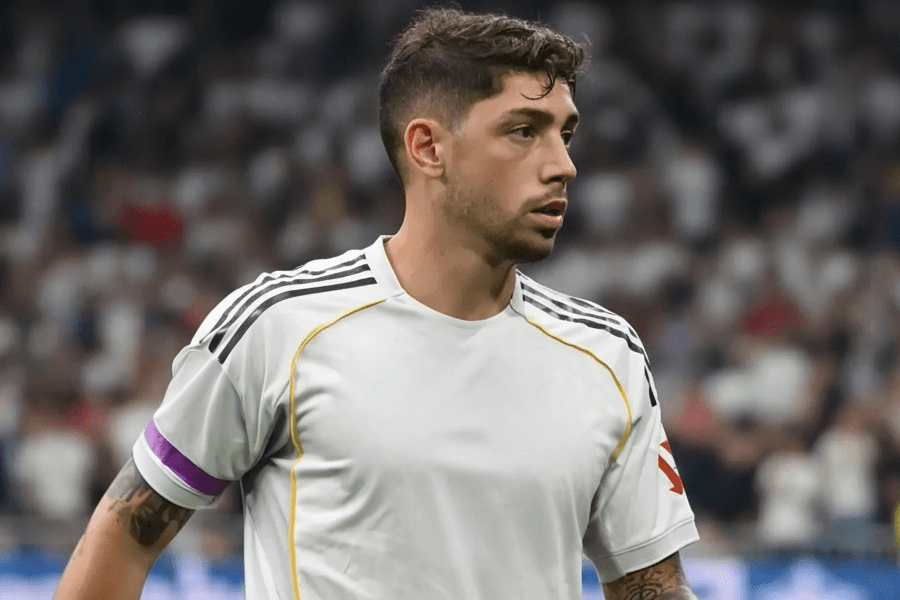 Federico Valverde dribblant un adversaire au Real Madrid.