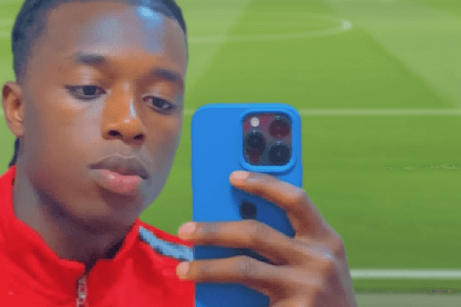 Dieu Kalonji en tenue du Dynamo Kyiv, prêt à jouer.