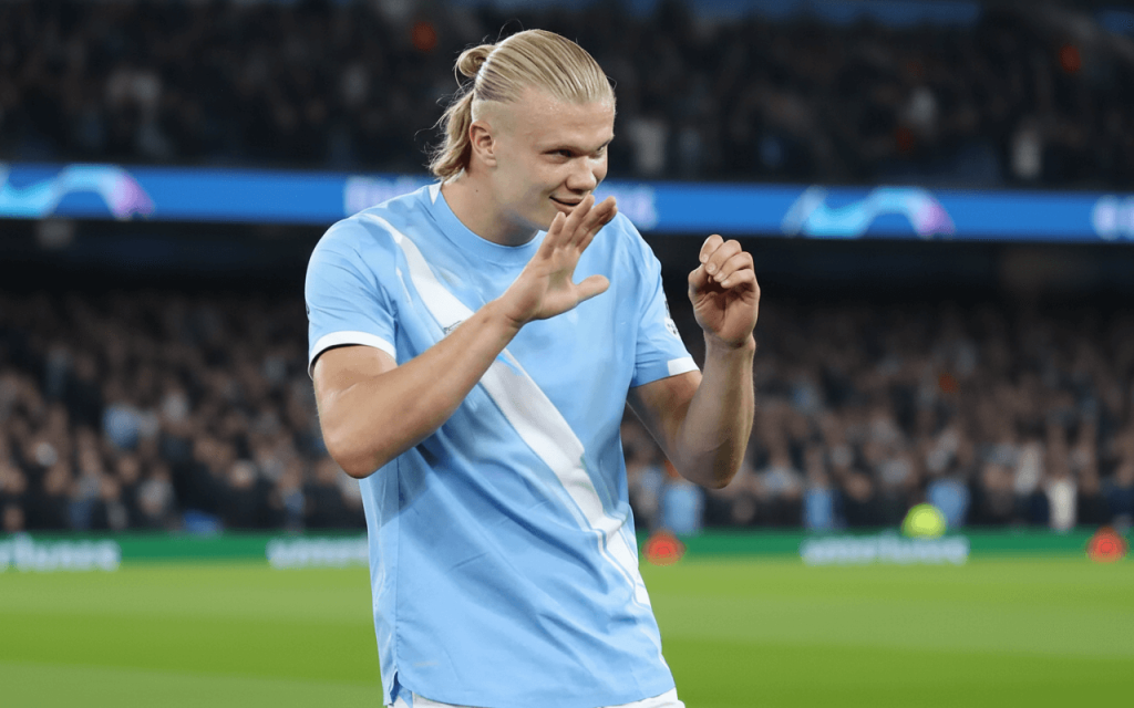 Haaland dribblant un défenseur de Manchester United.