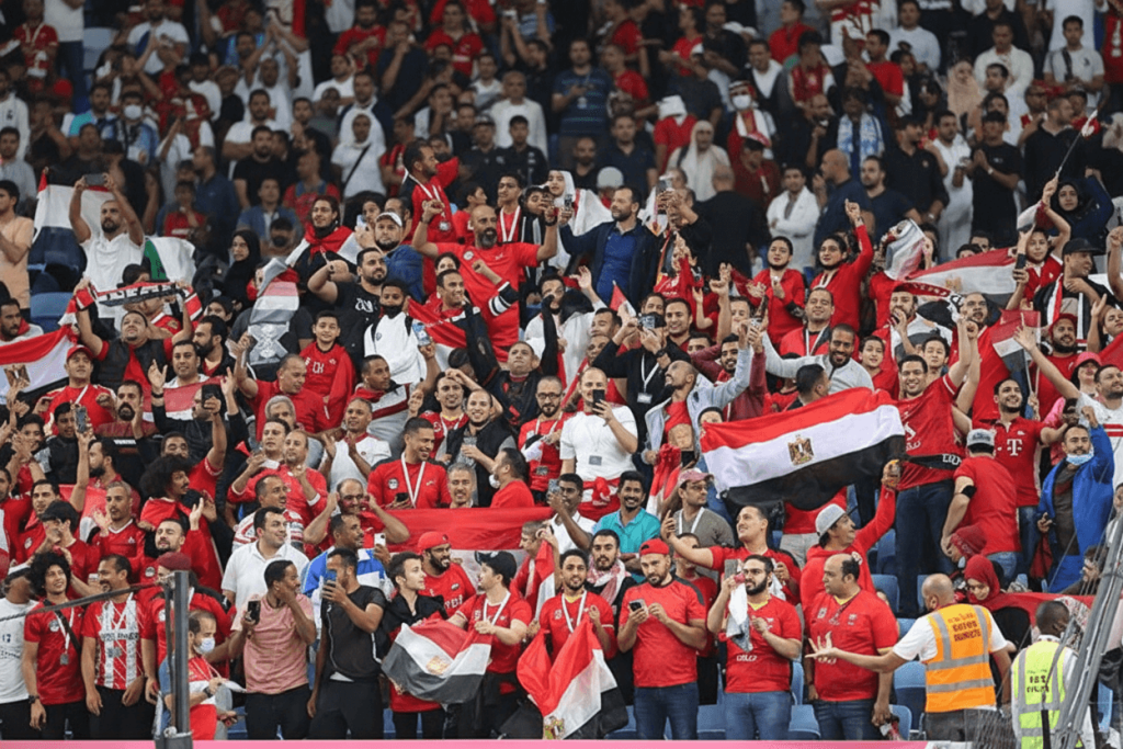 Supporters égyptiens et nigérians attendent le match amical.
