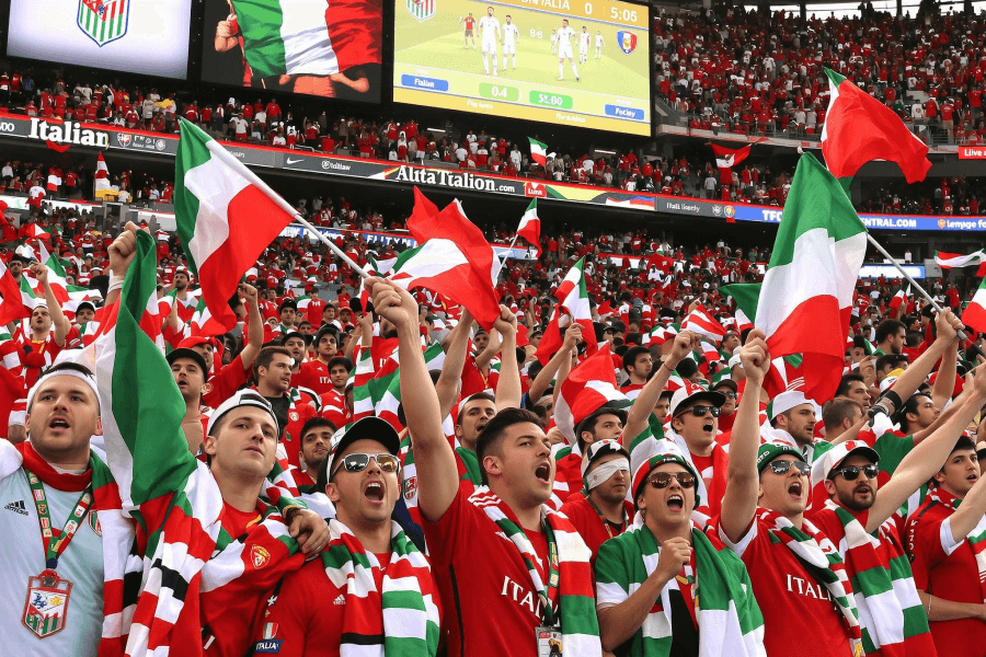 Les fans italiens soutenant l'équipe lors d'un match.
