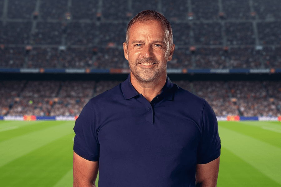 Hansi Flick souriant lors du match du FC Barcelone au Camp Nou rénové.
