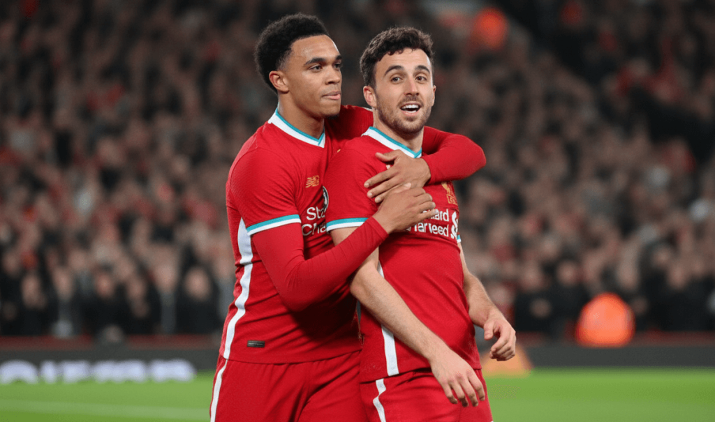 Trent Alexander-Arnold rendant hommage à Diogo Jota avec des fleurs.
