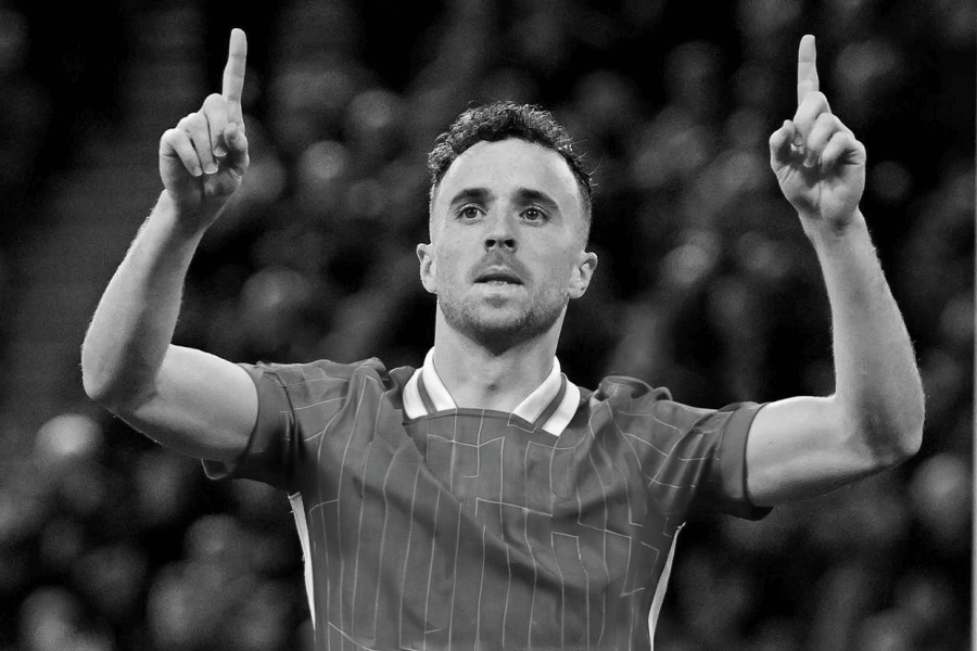 Diogo Jota célébrant un but avec Liverpool lors d'un match.