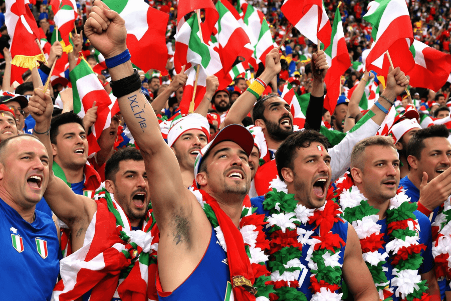 Des supporters italiens exprimant leur mécontentement dans le stade.