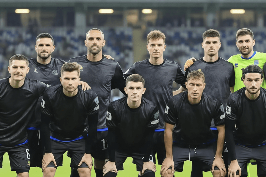 Les joueurs du Kosovo fêtent leur victoire sur le terrain.