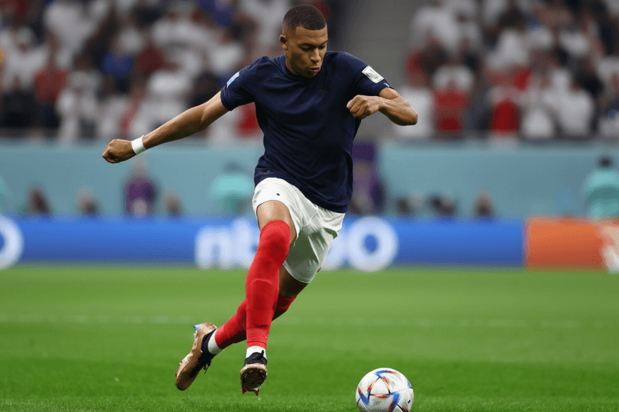 Mbappé lors d'un match pour l'équipe de France, plein d'énergie.