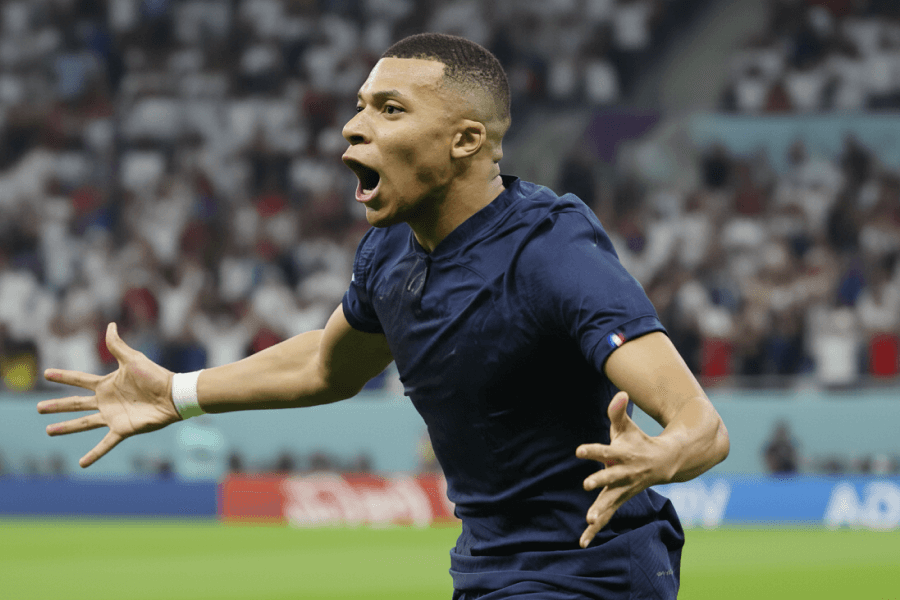 Kylian Mbappé célébrant son doublé contre l'Ukraine.