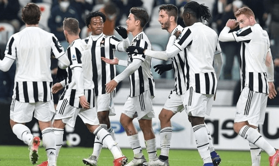 Les joueurs de la Juventus applaudissant leur entraîneur Spalletti.