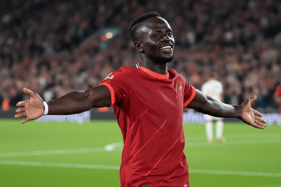 Sadio Mané célébrant un but avec Mohamed Salah à Liverpool