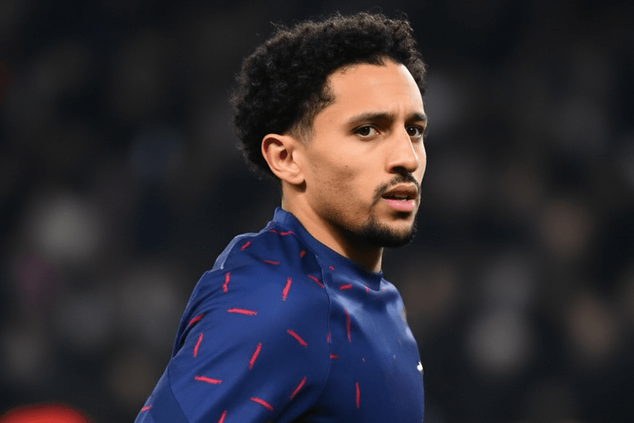 Marquinhos célébrant sa 500ème apparition au PSG.