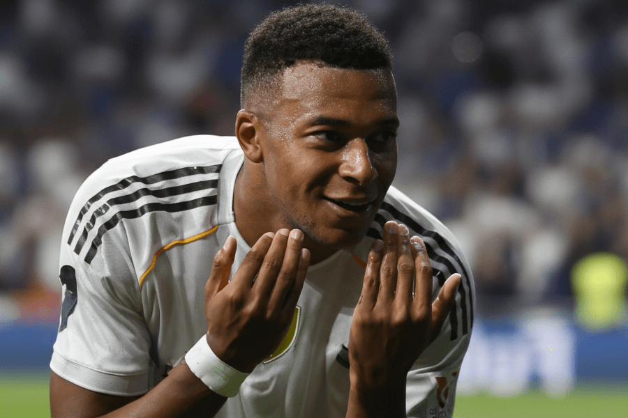 Kylian Mbappé souriant entouré d’enfants lors d’un événement à Madrid.