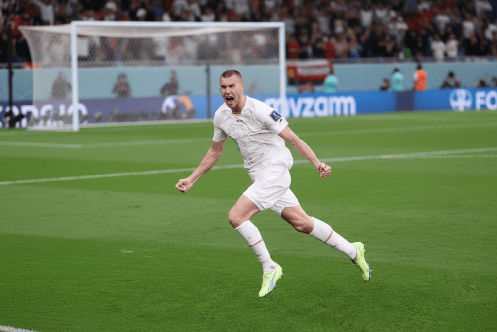 Strahinja Pavlović célèbre son but pour le Milan.