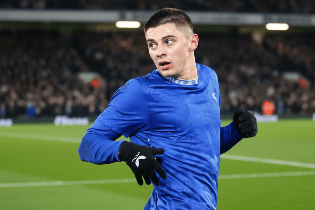 Vitali Mykolenko défendant pour Everton en Premier League.