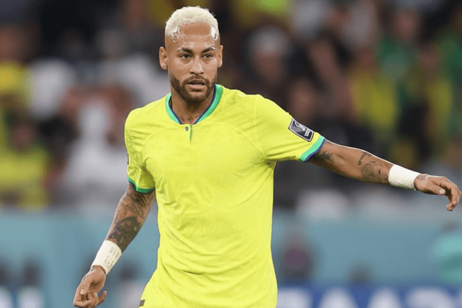 Neymar lors d'un match avec Santos, montrant sa déception.