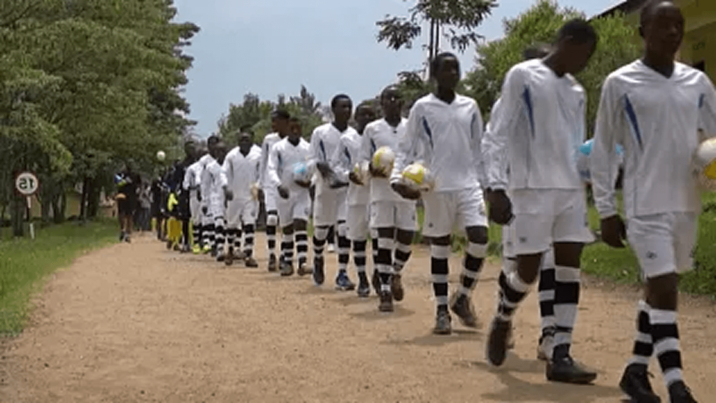 Scouts européens observant un match dans une ligue étudiante.