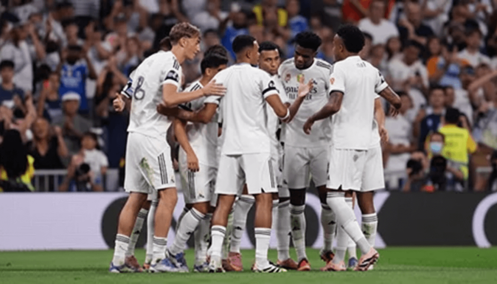 L'équipe du Real Madrid posant en tenue officielle avant le match.