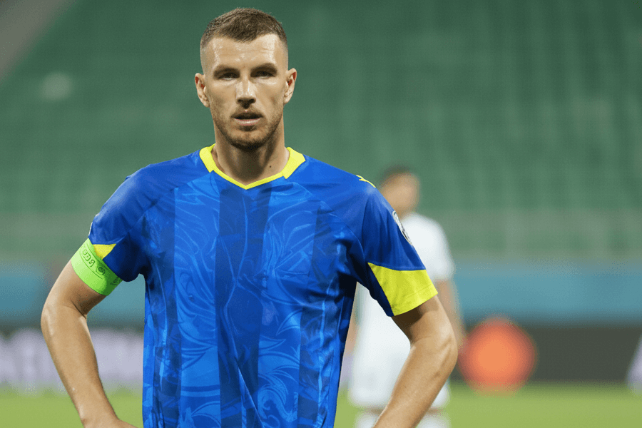 Edin Džeko marquant un but crucial pour la Bosnie.