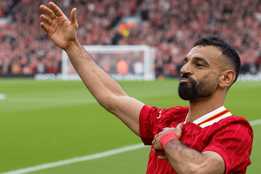 Mohamed Salah regardant le banc lors d’un match de Liverpool en Premier League.