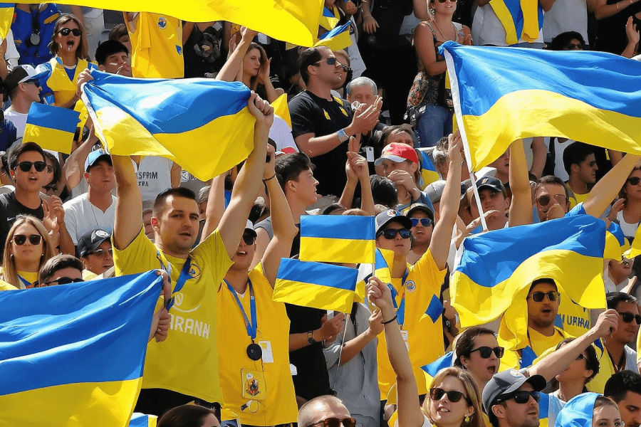 Supporters ukrainiens avec des drapeaux lors des qualifications.