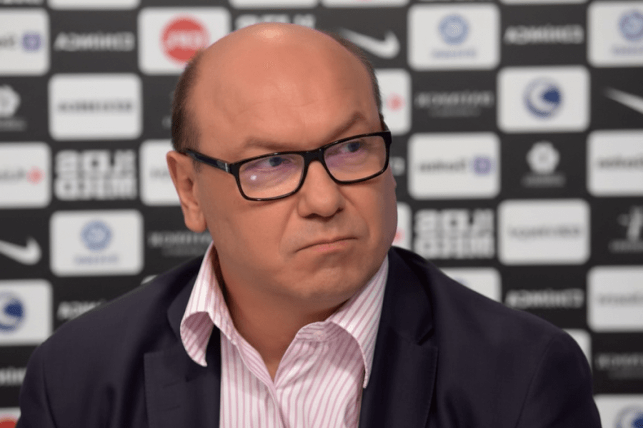 Viktor Leonenko discutant de la performance de l'équipe ukrainienne.