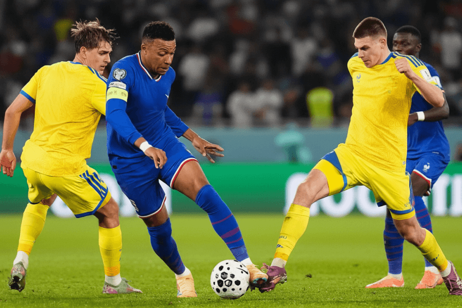Viktor Leonenko analysant le match de l'équipe nationale ukrainienne.