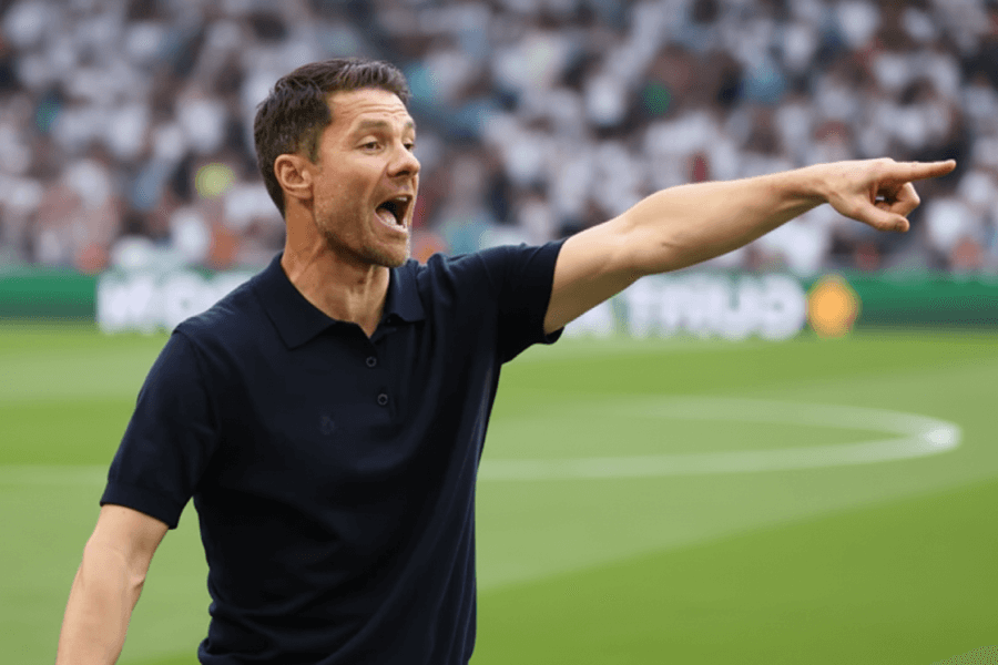 Xabi Alonso observant ses joueurs lors d’un match du Real Madrid.