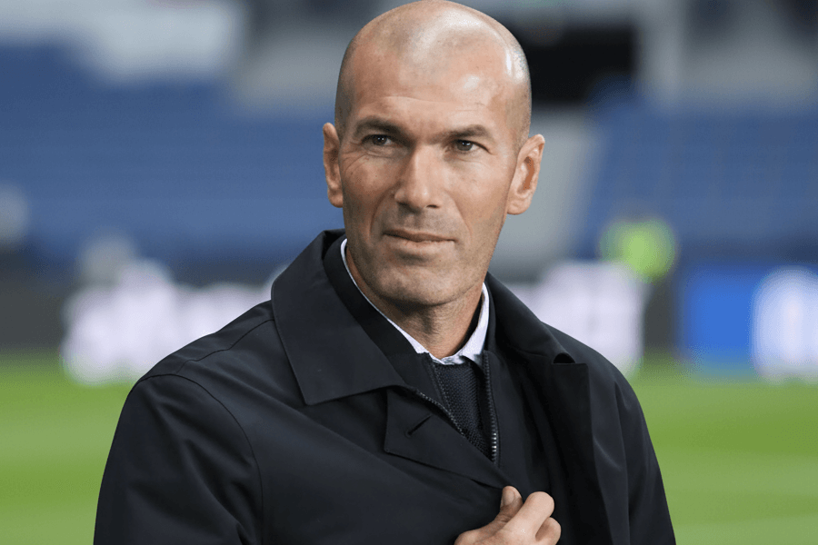 Zinedine Zidane souriant lors d'une conférence de presse.