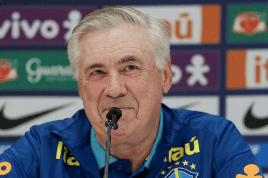 Carlo Ancelotti lors d'une conférence avec la CBF