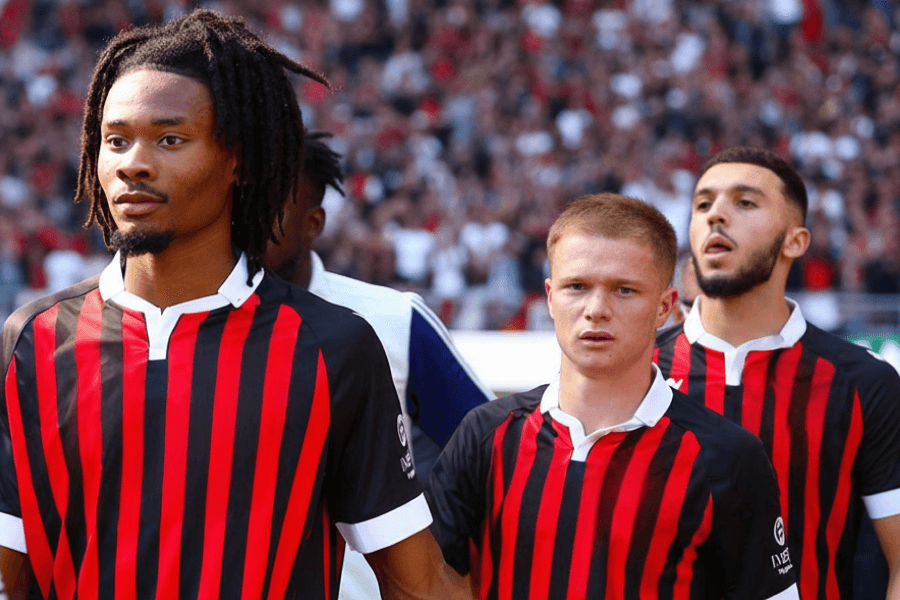 L'équipe de Nice célébrant un but durant un match important.