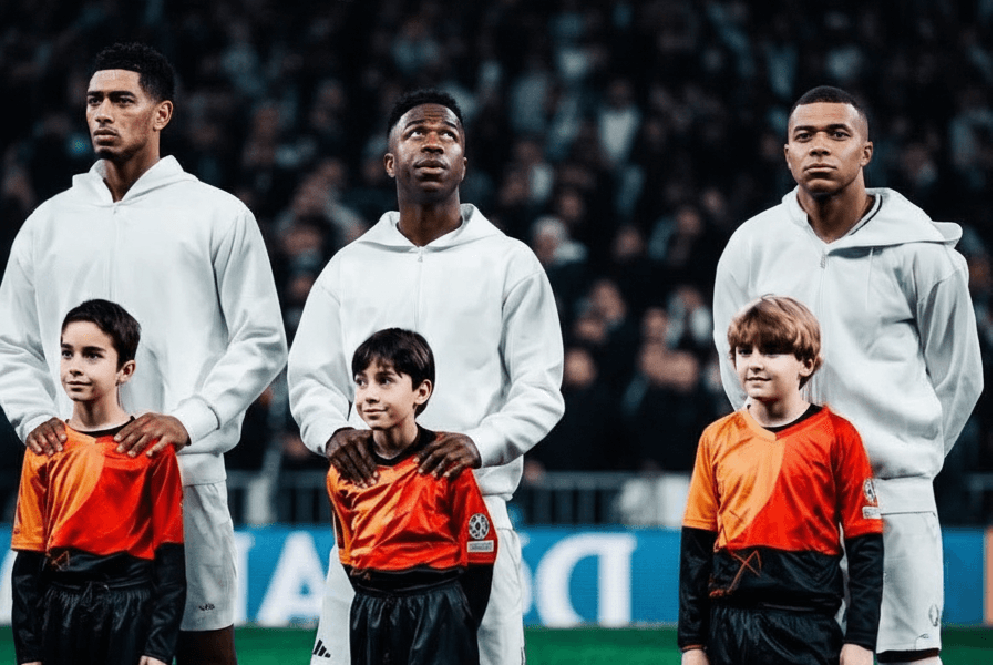 L'équipe du Real Madrid discutant pendant un temps mort sur le terrain.