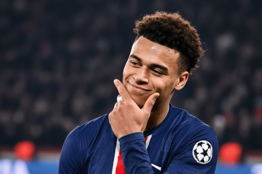 Désiré Doué recevant le prix Golden Boy lors de la cérémonie à Turin.