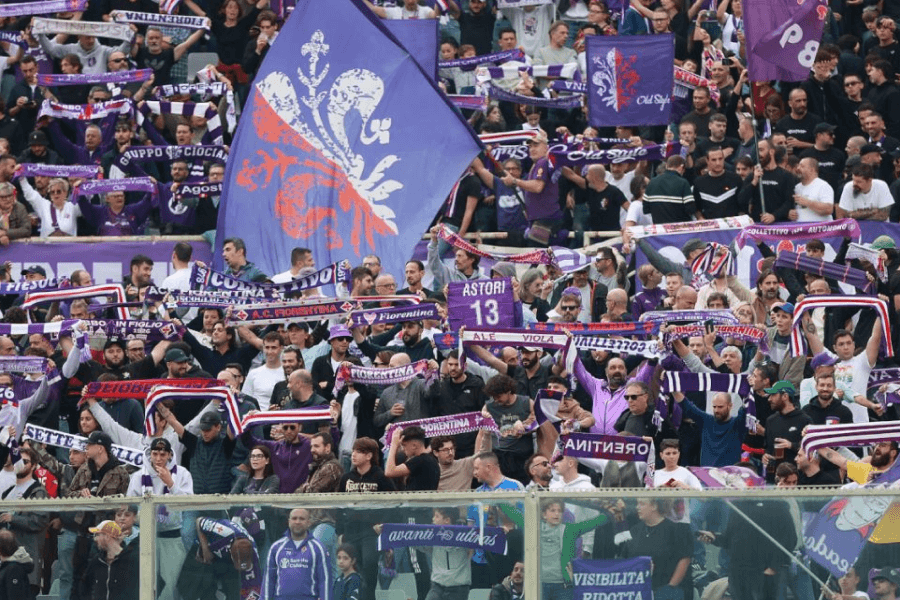 Supporters de la Fiorentina dans les tribunes vides.