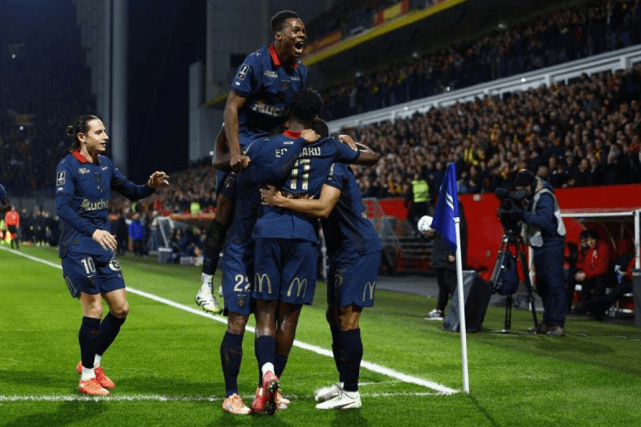 L'équipe de Lens célébrant une victoire en Ligue 1