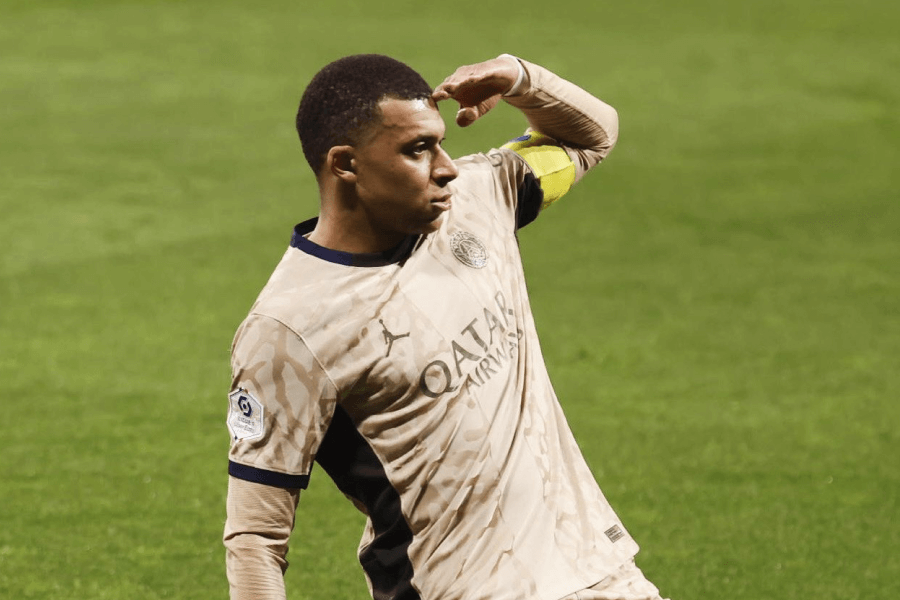 Kylian Mbappé en action avec le PSG sur le terrain.