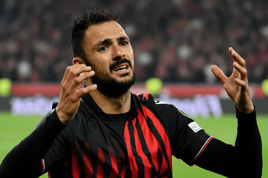 Les joueurs de Nice quittant le terrain après la défaite contre Lorient.