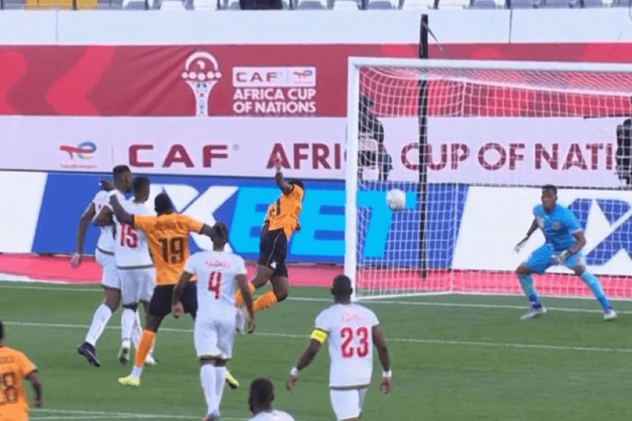 Patson Daka au sol après une célébration dangereuse