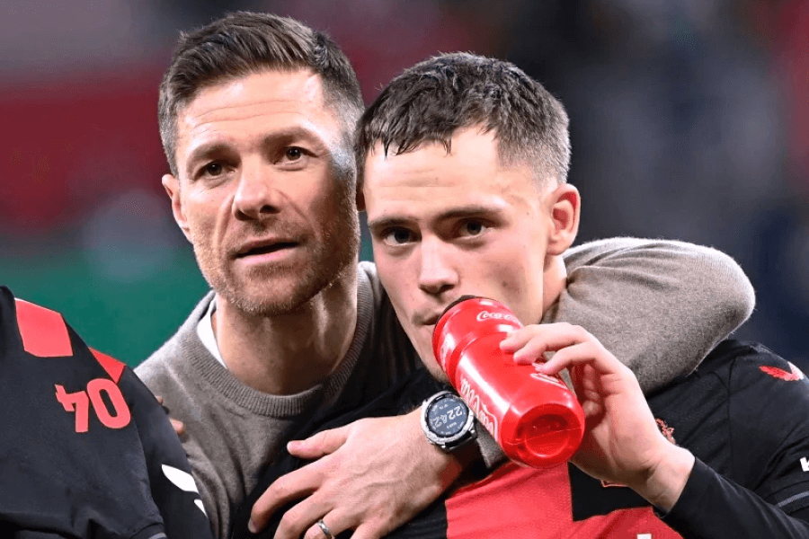 Florian Wirtz avec le ballon lors d'un entraînement.