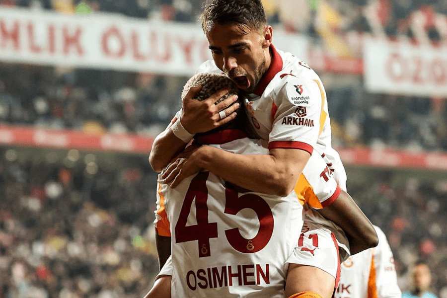 Fans de Galatasaray soutenant leur équipe.