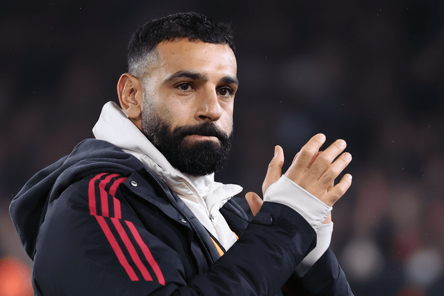 Salah célébrant un but avec ses coéquipiers à Liverpool