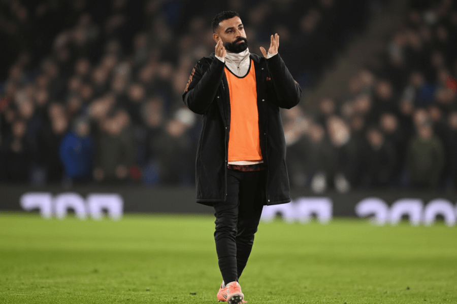 Salah répondant à des questions lors d’une conférence de presse.