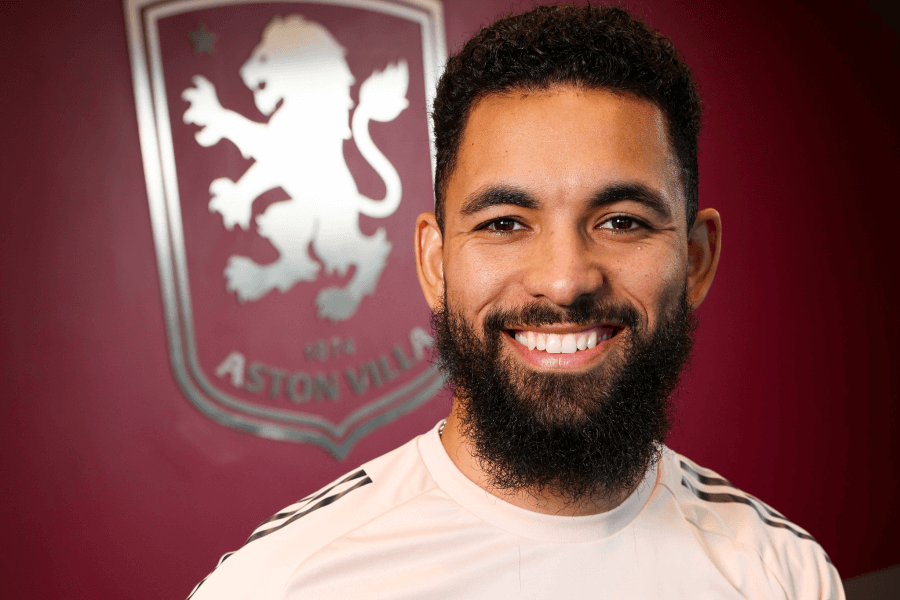 Douglas Luiz en maillot Aston Villa saison 2023-2024 célébrant un but