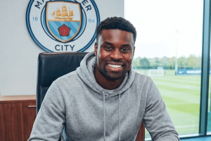 Marc Guehi portant le maillot Manchester City présentation