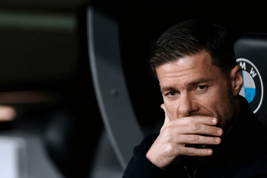 Xabi Alonso sur le banc durant un match du Real Madrid.