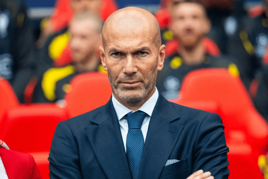 Zinedine Zidane souriant lors d'un entraînement.