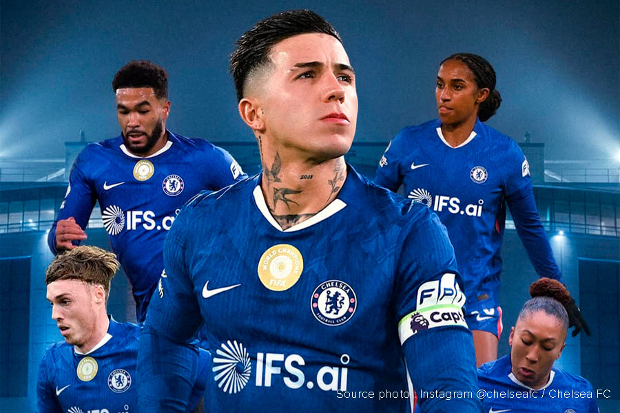 Chelsea FC annonce IFS comme nouveau Principal Partner — joueurs des Blues portant le maillot avec le logo IFS.ai, saison 2025-26